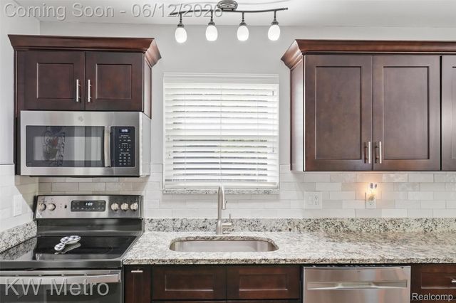 1061 Yorick Path, Wixom, MI 48393