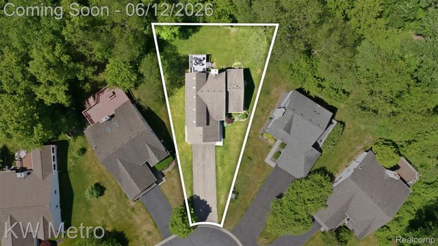 1061 Yorick Path, Wixom, MI 48393