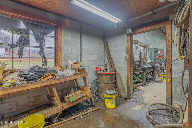 147 R & R Sawmill Rd, Harriman, TN 37748