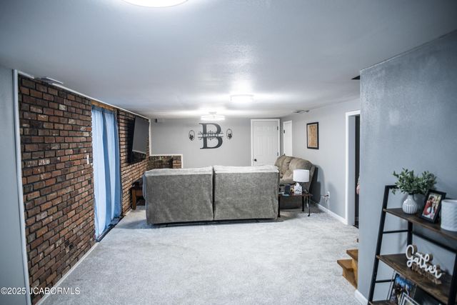 223 TOMAHAWK ROAD, Jefferson City, MO 65109