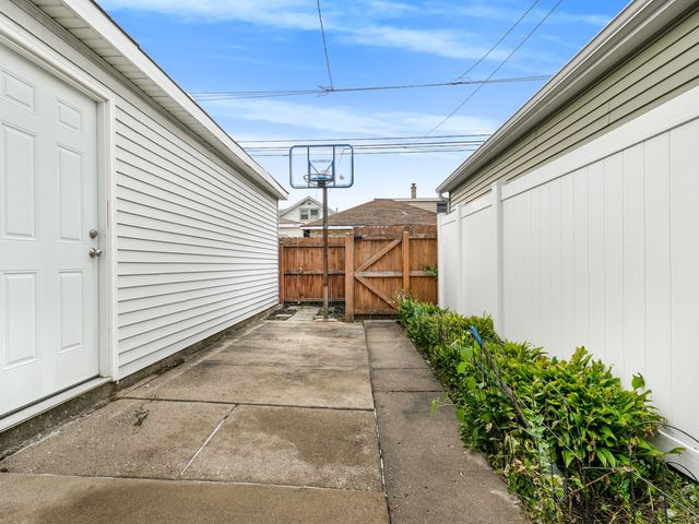 6118 W Grace Street, Chicago, IL 60634