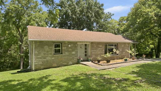 215 Wallace Dr, Fayetteville, TN 37334