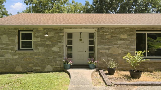 215 Wallace Dr, Fayetteville, TN 37334