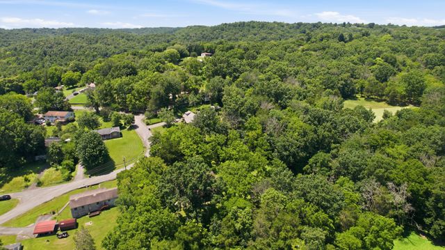 215 Wallace Dr, Fayetteville, TN 37334
