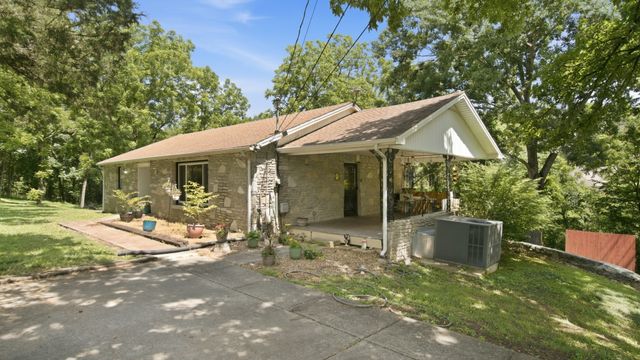 215 Wallace Dr, Fayetteville, TN 37334