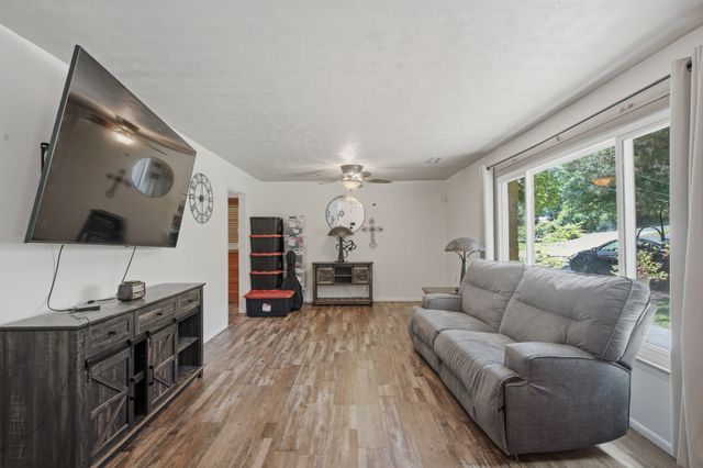215 Wallace Dr, Fayetteville, TN 37334