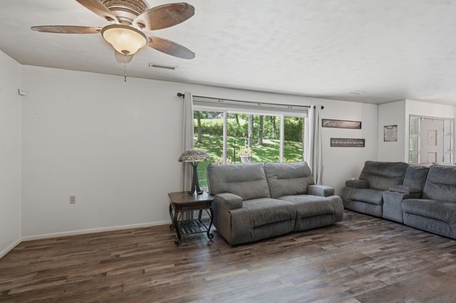 215 Wallace Dr, Fayetteville, TN 37334