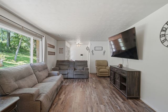 215 Wallace Dr, Fayetteville, TN 37334
