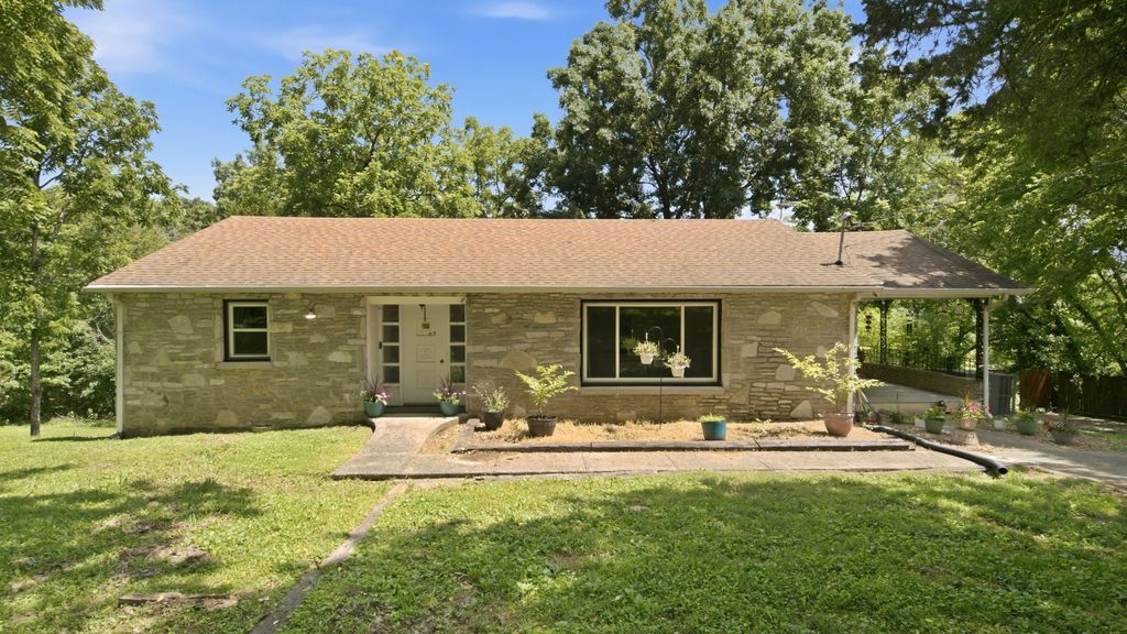 215 Wallace Dr, Fayetteville, TN 37334