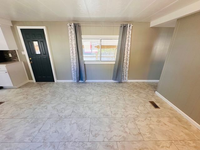 11 Lamplighter Ln, Springfield, MA 01119