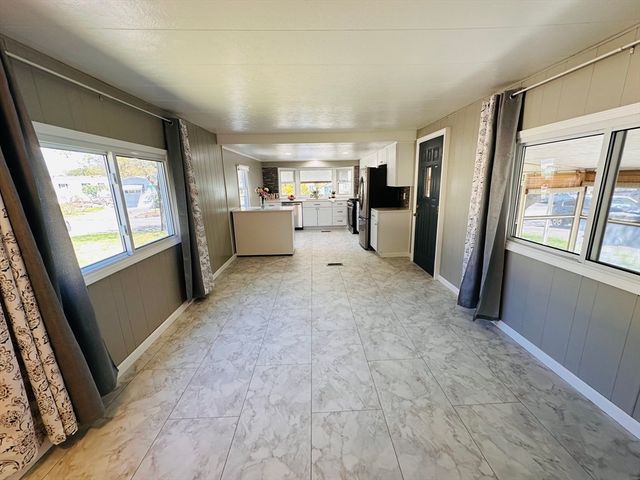 11 Lamplighter Ln, Springfield, MA 01119