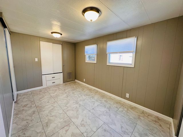 11 Lamplighter Ln, Springfield, MA 01119