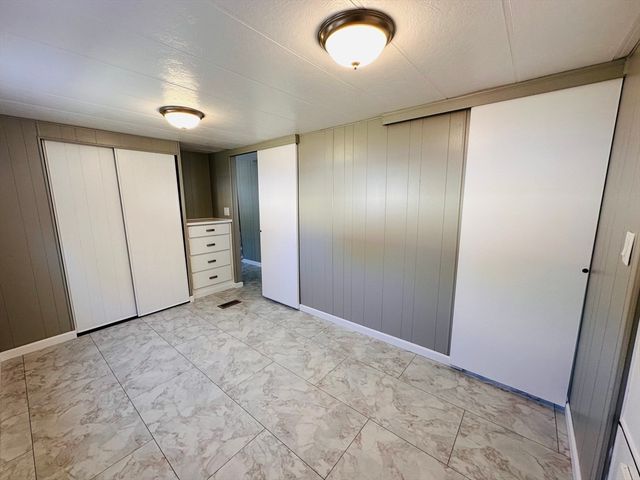 11 Lamplighter Ln, Springfield, MA 01119