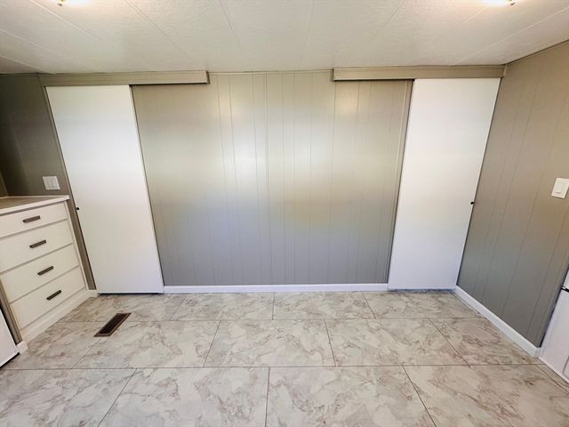 11 Lamplighter Ln, Springfield, MA 01119