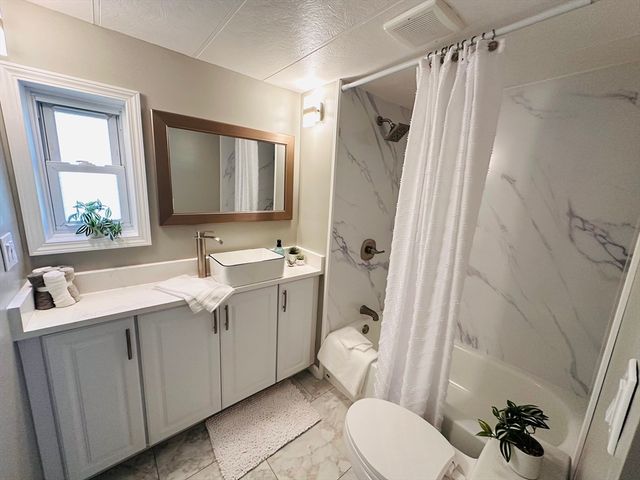 11 Lamplighter Ln, Springfield, MA 01119