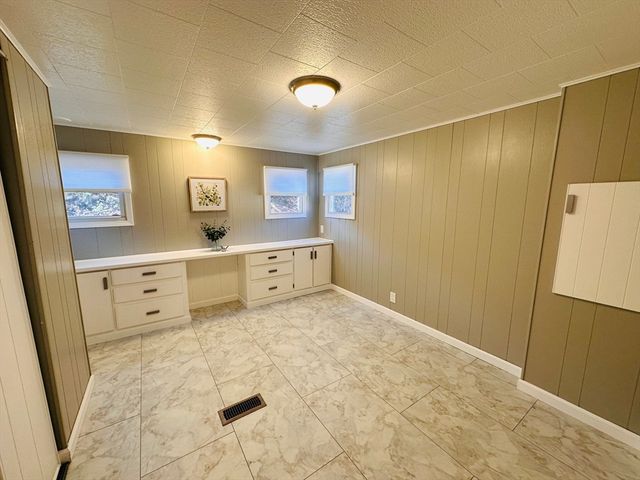 11 Lamplighter Ln, Springfield, MA 01119