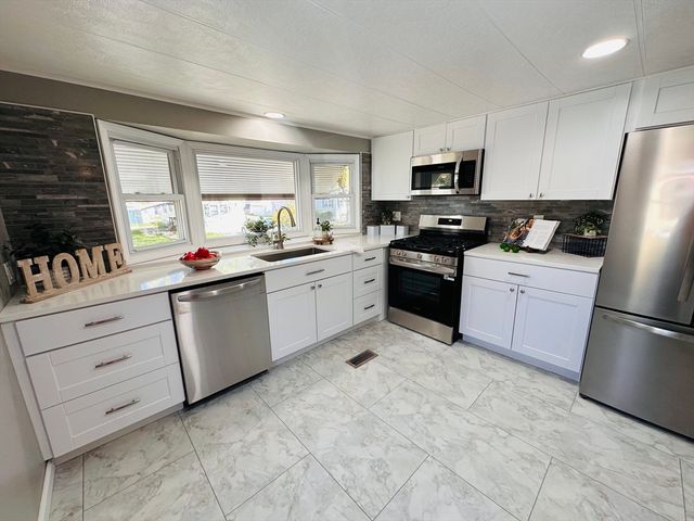 11 Lamplighter Ln, Springfield, MA 01119