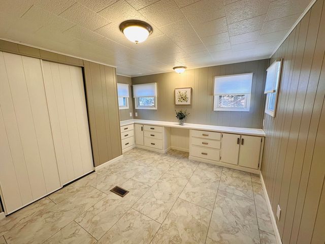 11 Lamplighter Ln, Springfield, MA 01119