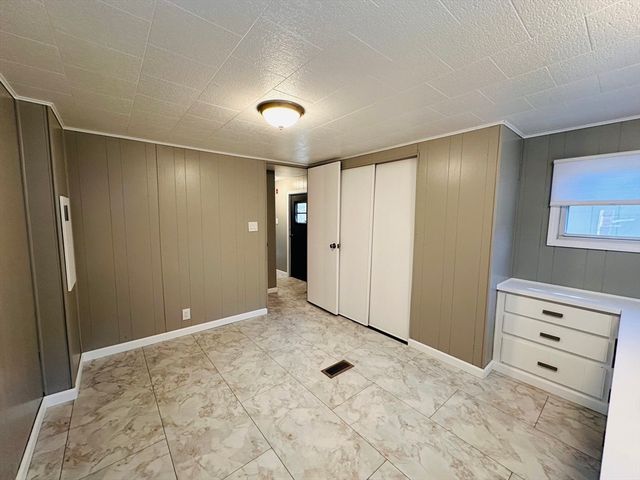 11 Lamplighter Ln, Springfield, MA 01119