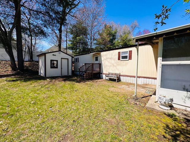 11 Lamplighter Ln, Springfield, MA 01119
