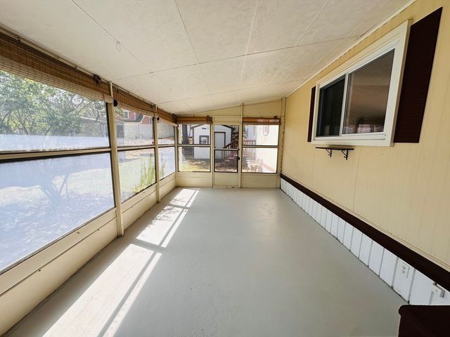 11 Lamplighter Ln, Springfield, MA 01119