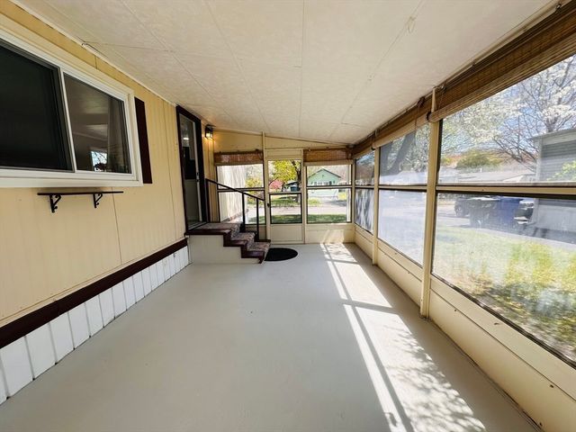 11 Lamplighter Ln, Springfield, MA 01119