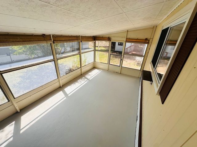 11 Lamplighter Ln, Springfield, MA 01119
