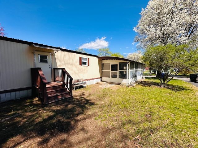 11 Lamplighter Ln, Springfield, MA 01119