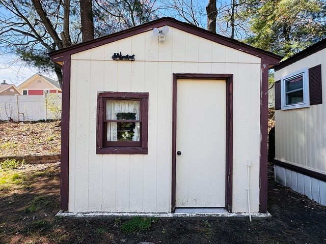 11 Lamplighter Ln, Springfield, MA 01119