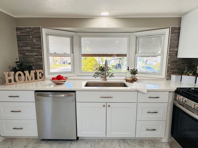 11 Lamplighter Ln, Springfield, MA 01119
