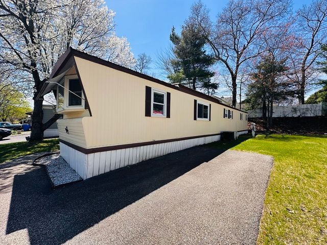11 Lamplighter Ln, Springfield, MA 01119