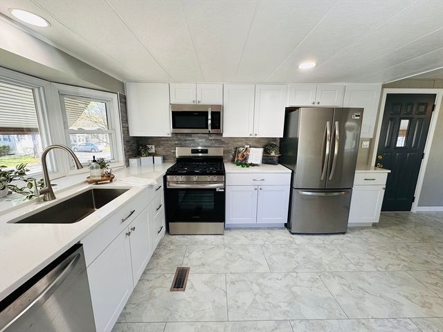 11 Lamplighter Ln, Springfield, MA 01119