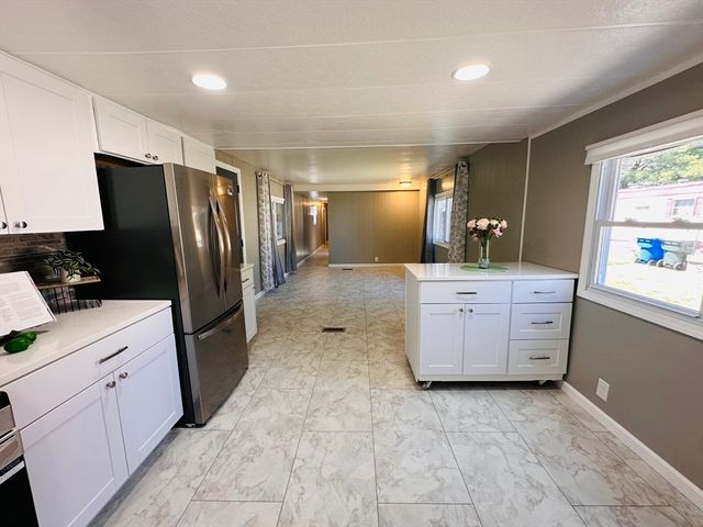 11 Lamplighter Ln, Springfield, MA 01119