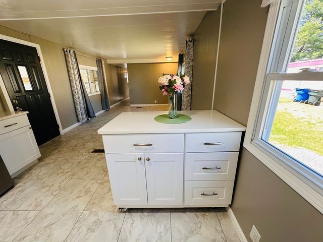 11 Lamplighter Ln, Springfield, MA 01119