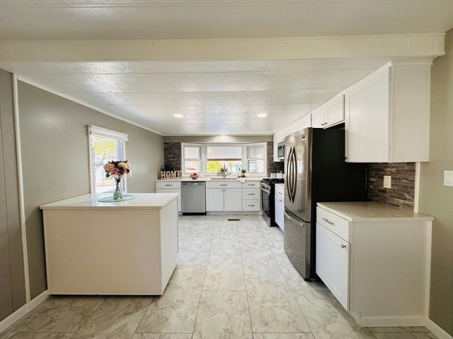 11 Lamplighter Ln, Springfield, MA 01119