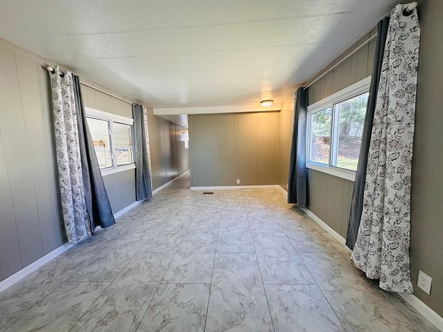 11 Lamplighter Ln, Springfield, MA 01119