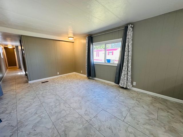 11 Lamplighter Ln, Springfield, MA 01119
