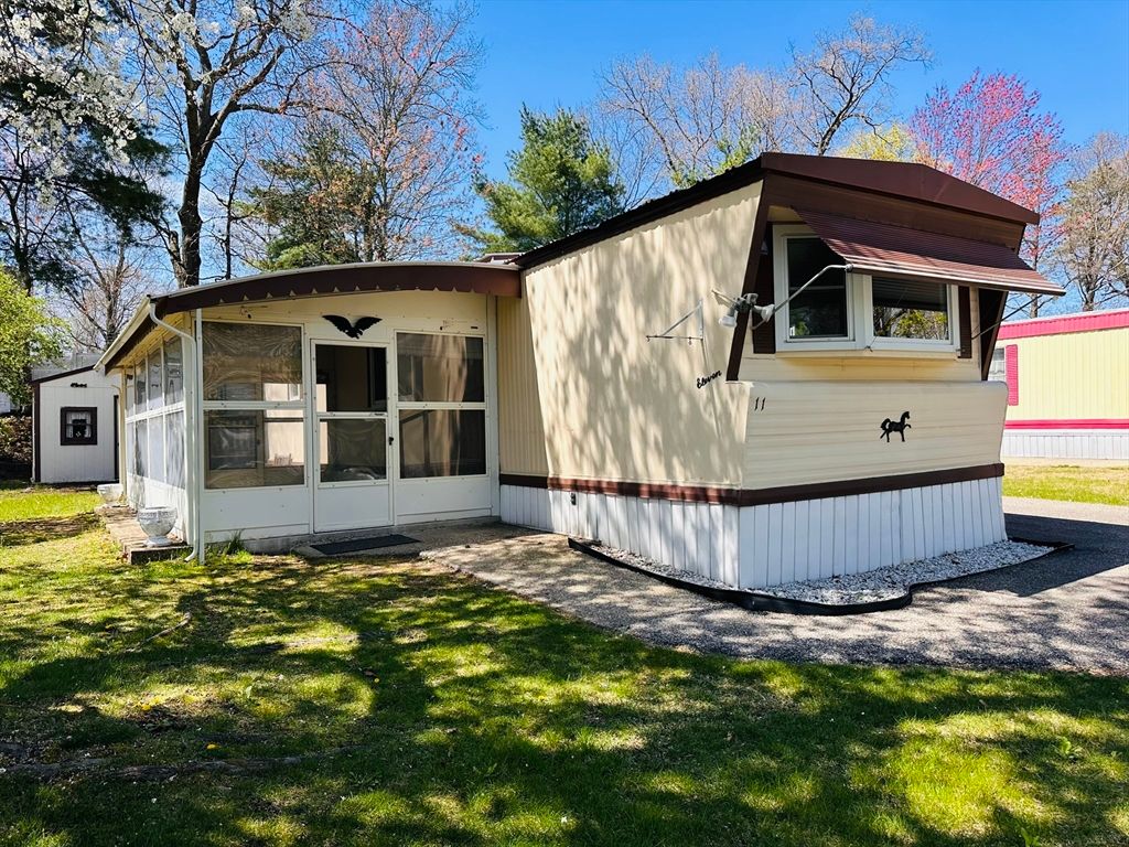 11 Lamplighter Ln, Springfield, MA 01119