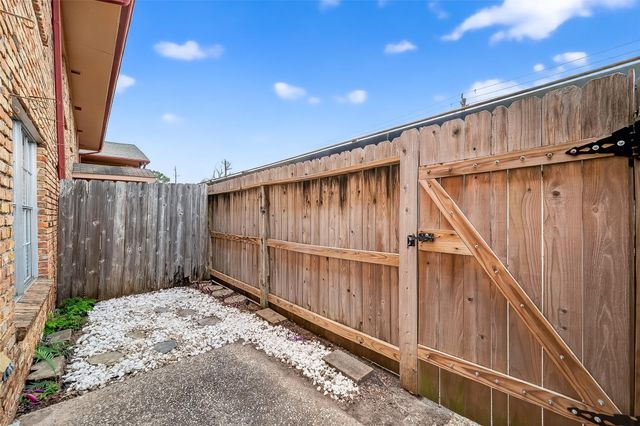 7600 Burgoyne Road 121, Houston, TX 77063