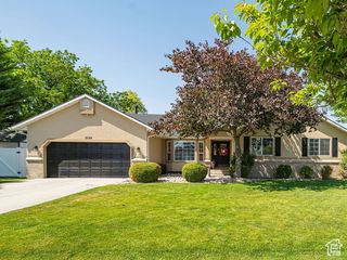 2524 W MARTINGALE CIR, South Jordan, UT 84095
