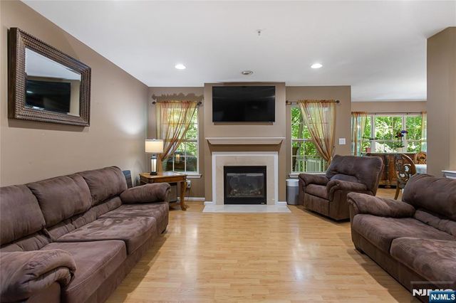 169 Vista Terrace, Pompton Lakes, NJ 07442