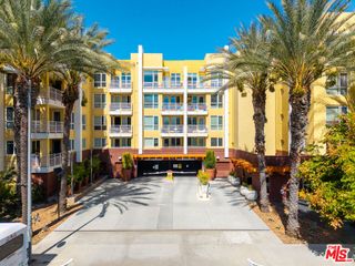 21301 Erwin Street 408, Woodland Hills, CA 91367