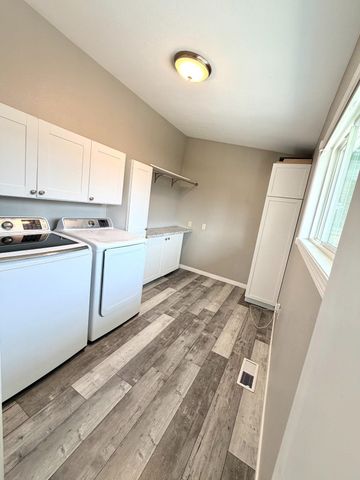 1816 2nd Ave NW, Minot, ND 58703