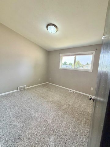 1816 2nd Ave NW, Minot, ND 58703