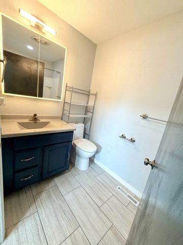 1816 2nd Ave NW, Minot, ND 58703
