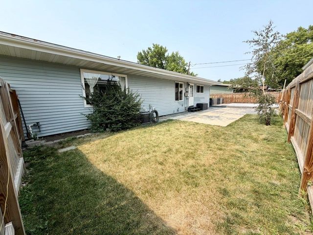1816 2nd Ave NW, Minot, ND 58703
