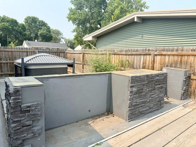 1816 2nd Ave NW, Minot, ND 58703