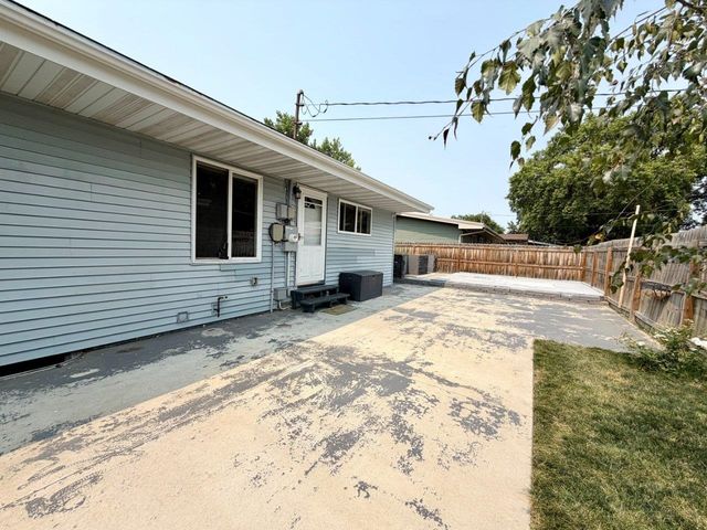 1816 2nd Ave NW, Minot, ND 58703