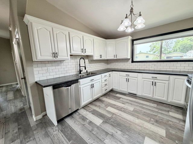 1816 2nd Ave NW, Minot, ND 58703