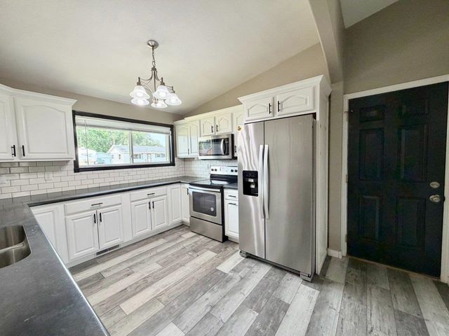 1816 2nd Ave NW, Minot, ND 58703